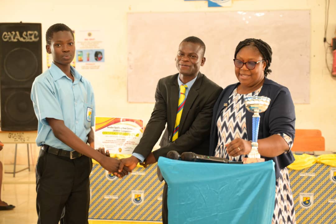 Award presentation to a contestant in the assembly hall
